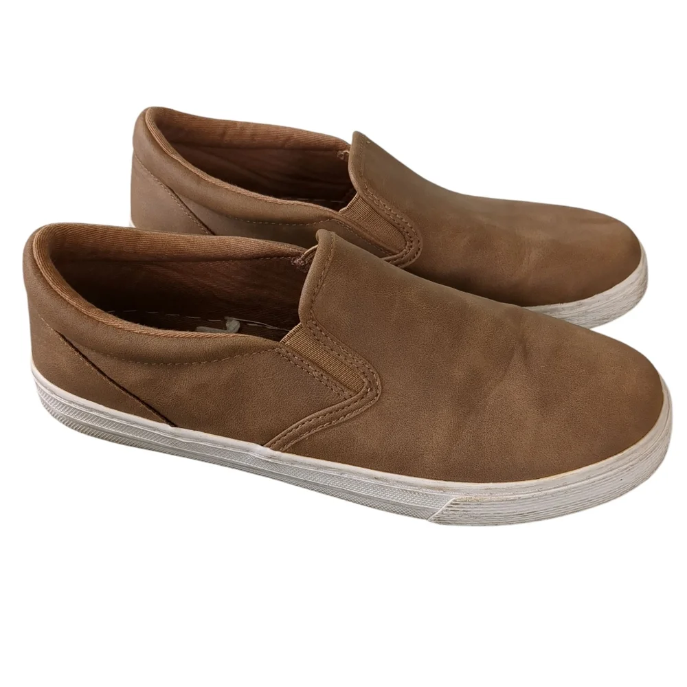 Big Boys Tan Slip On Sneakers (Size 6)